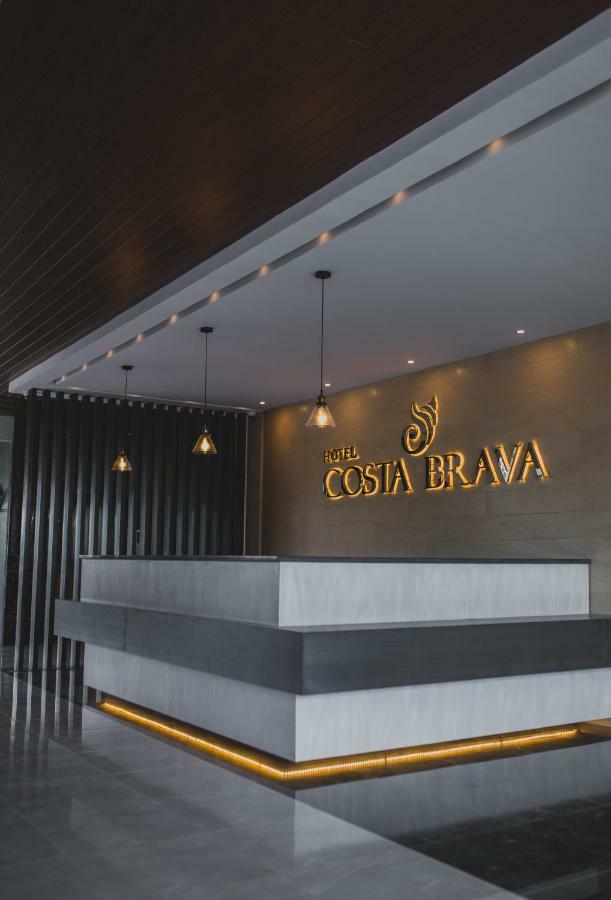 Hotel Costa Brava Таклобан Экстерьер фото